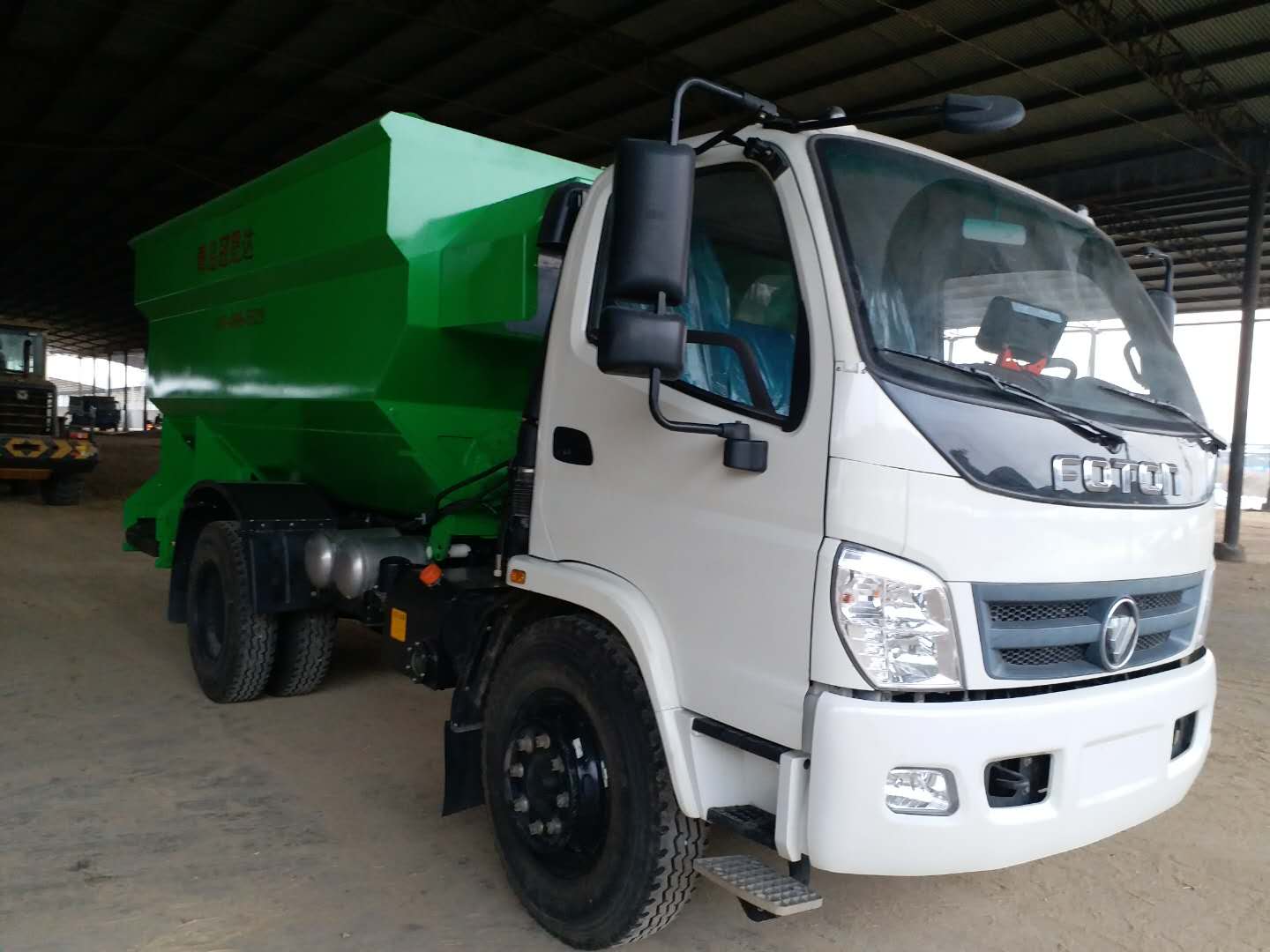 河南某公司購(gòu)買雙側(cè)撒料機(jī) 河南某公司購(gòu)買雙側(cè)撒料機(jī)