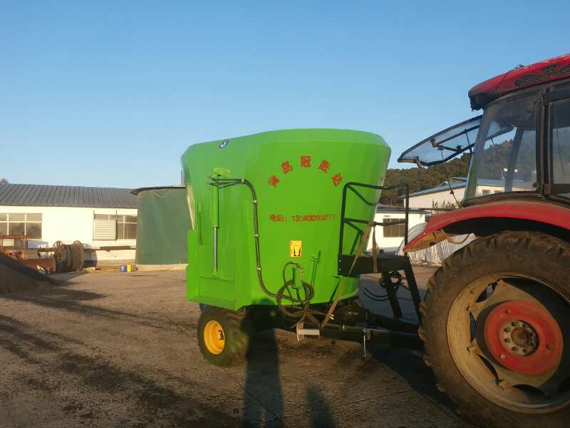 河南某公司購買牽引式TMR攪拌機(jī) 河南某公司購買牽引式TMR攪拌機(jī)